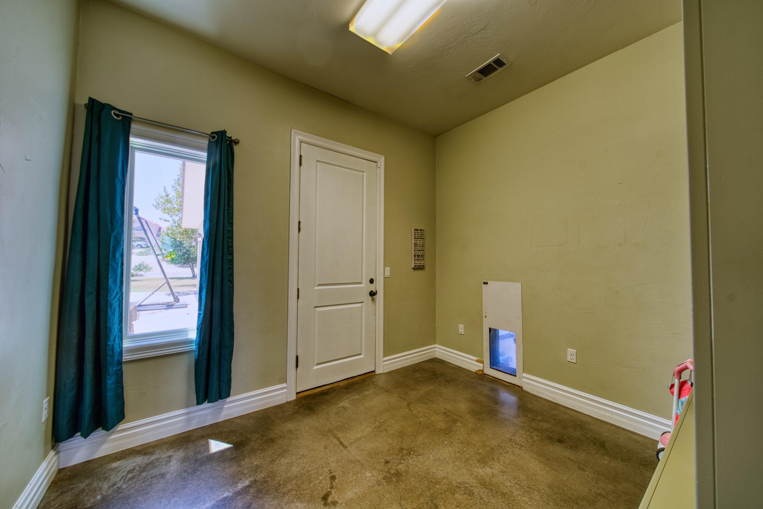 Carlsbad, New Mexico, 88220, United States, 5 Bedrooms Bedrooms, ,4 BathroomsBathrooms,Residential,For Sale,1974334