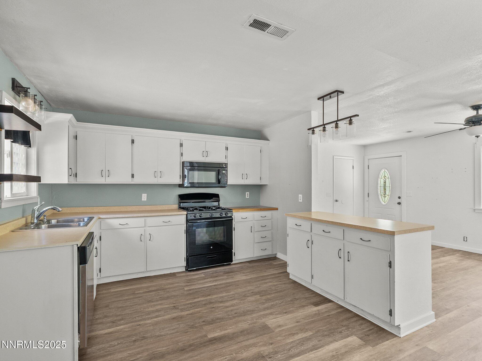 South Lake Tahoe, California, 96150, United States, 3 Bedrooms Bedrooms, ,2 BathroomsBathrooms,Residential,For Sale,1735880