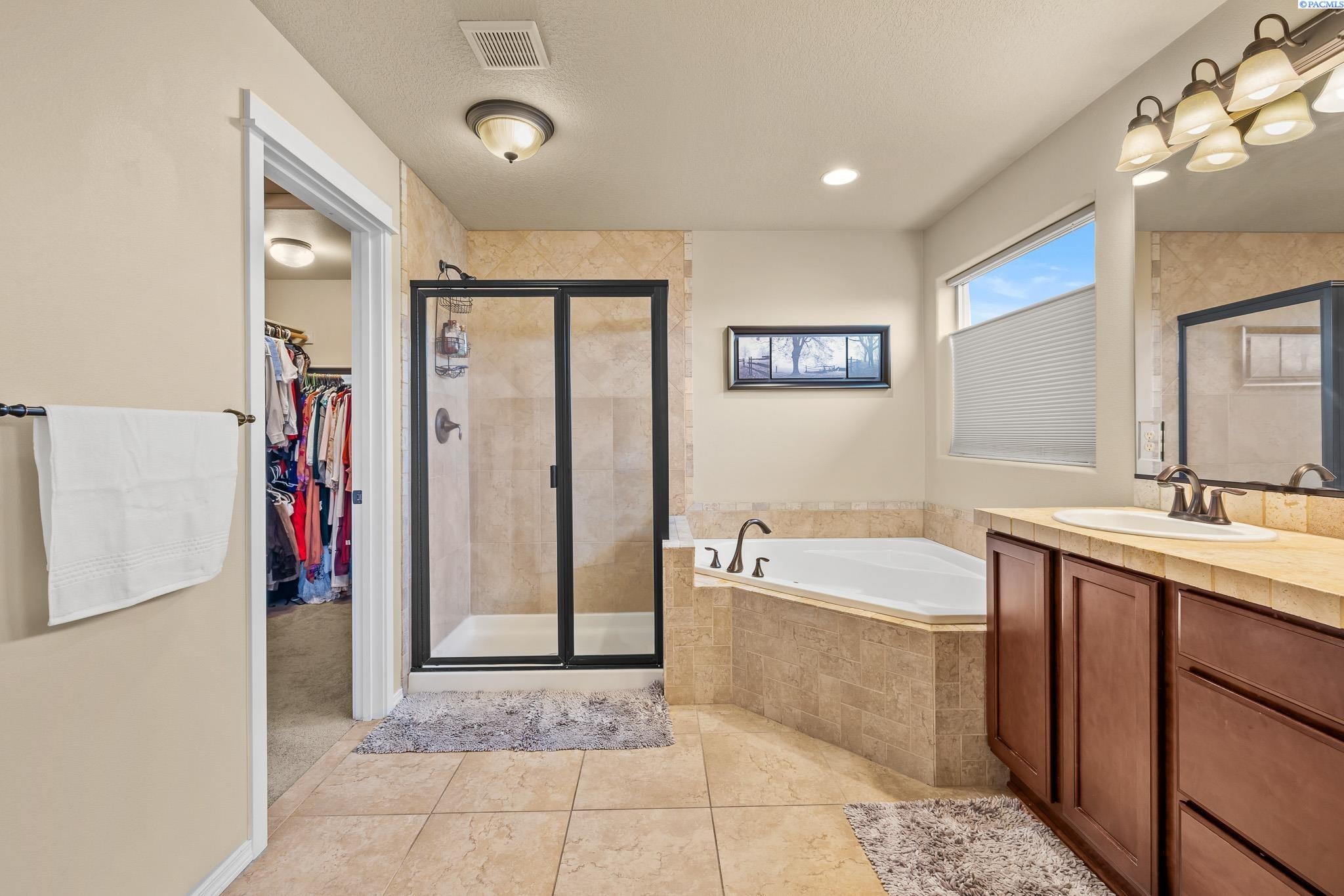 Kennewick, Washington, 99338, United States, 4 Bedrooms Bedrooms, ,3 BathroomsBathrooms,Residential,For Sale,1982934