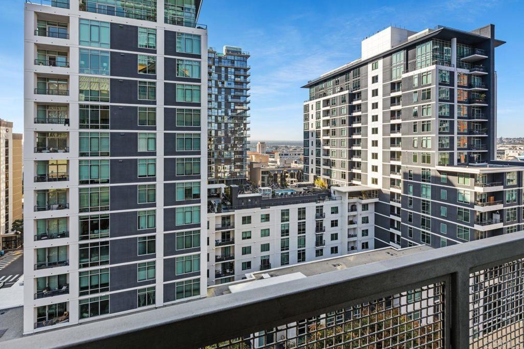 San Diego, California, 92101, United States, 2 Bedrooms Bedrooms, ,2 BathroomsBathrooms,Residential,For Sale,1992080