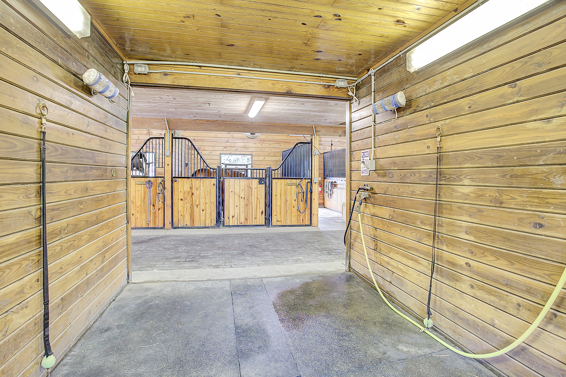  One of a Kind Well Appointed Custom Built Equestrian Property - 物件實景