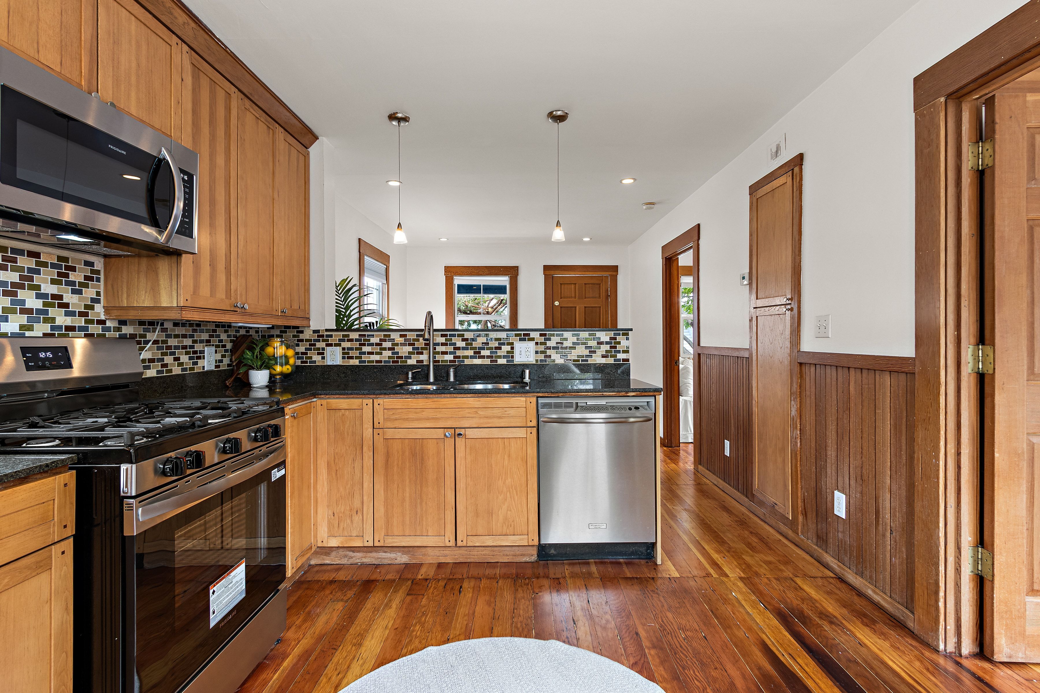  A Storybook North Oakland Cottage Offering Charm, Character, and Potential - 物件實景