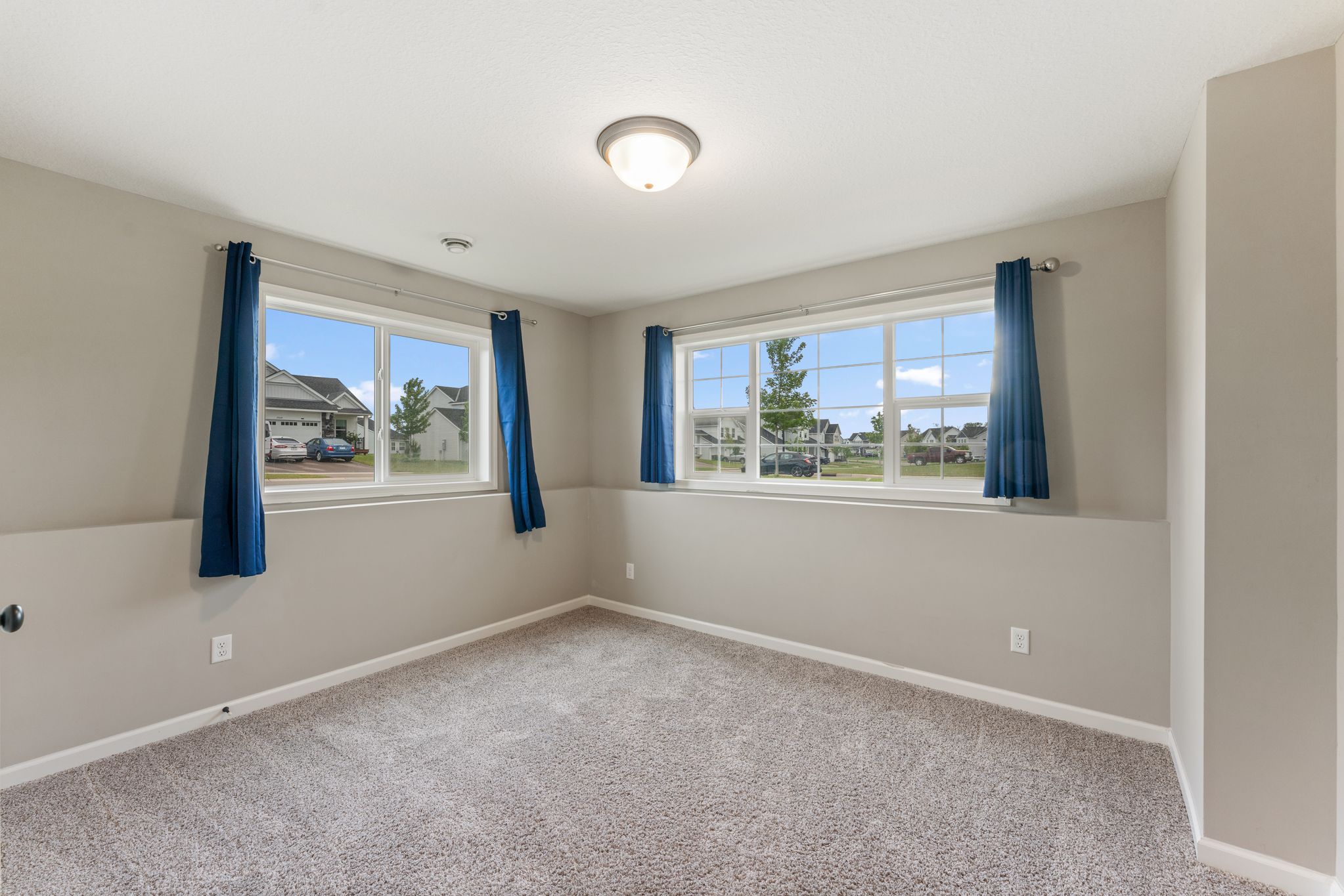  Spacious Walkout Living on a Prime Corner Lot - 物件實景