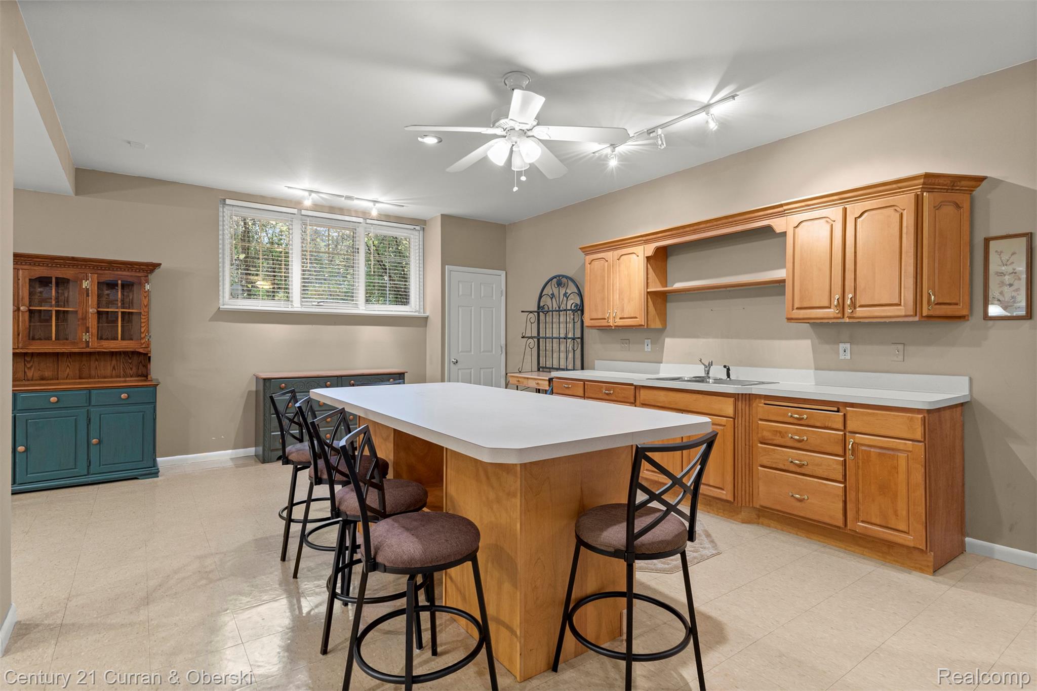 Shelby Charter Township, Michigan, 48316, United States, 2 Bedrooms Bedrooms, ,4 BathroomsBathrooms,Residential,For Sale,1977088