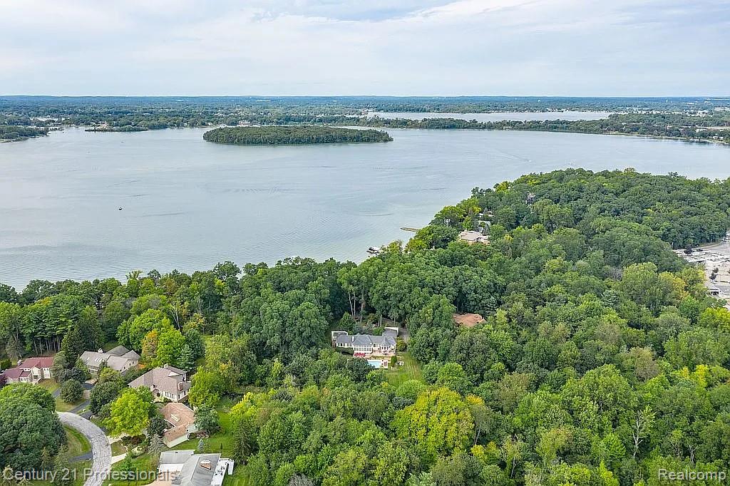 OrchardLake, Michigan, 48323, United States, 5 Bedrooms Bedrooms, ,5 BathroomsBathrooms,Residential,For Sale,1980200