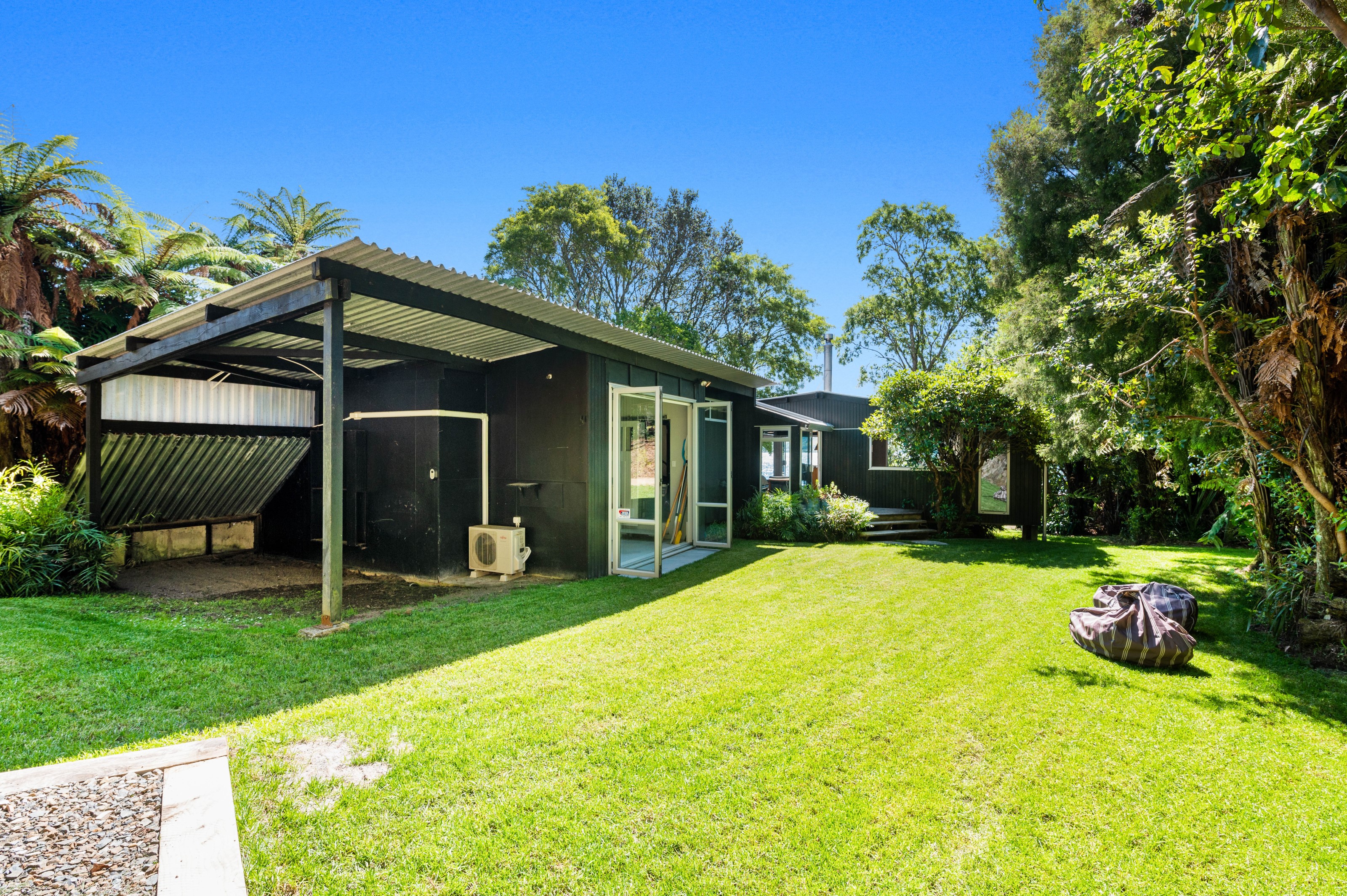  Mid-Century Design, Timeless Lakefront Living - 物件實景