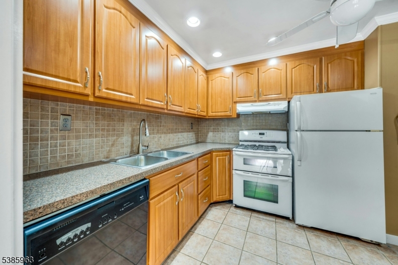 Livingston Twp., New Jersey, 07039, United States, 2 Bedrooms Bedrooms, ,2 BathroomsBathrooms,Residential,For Sale,1951171