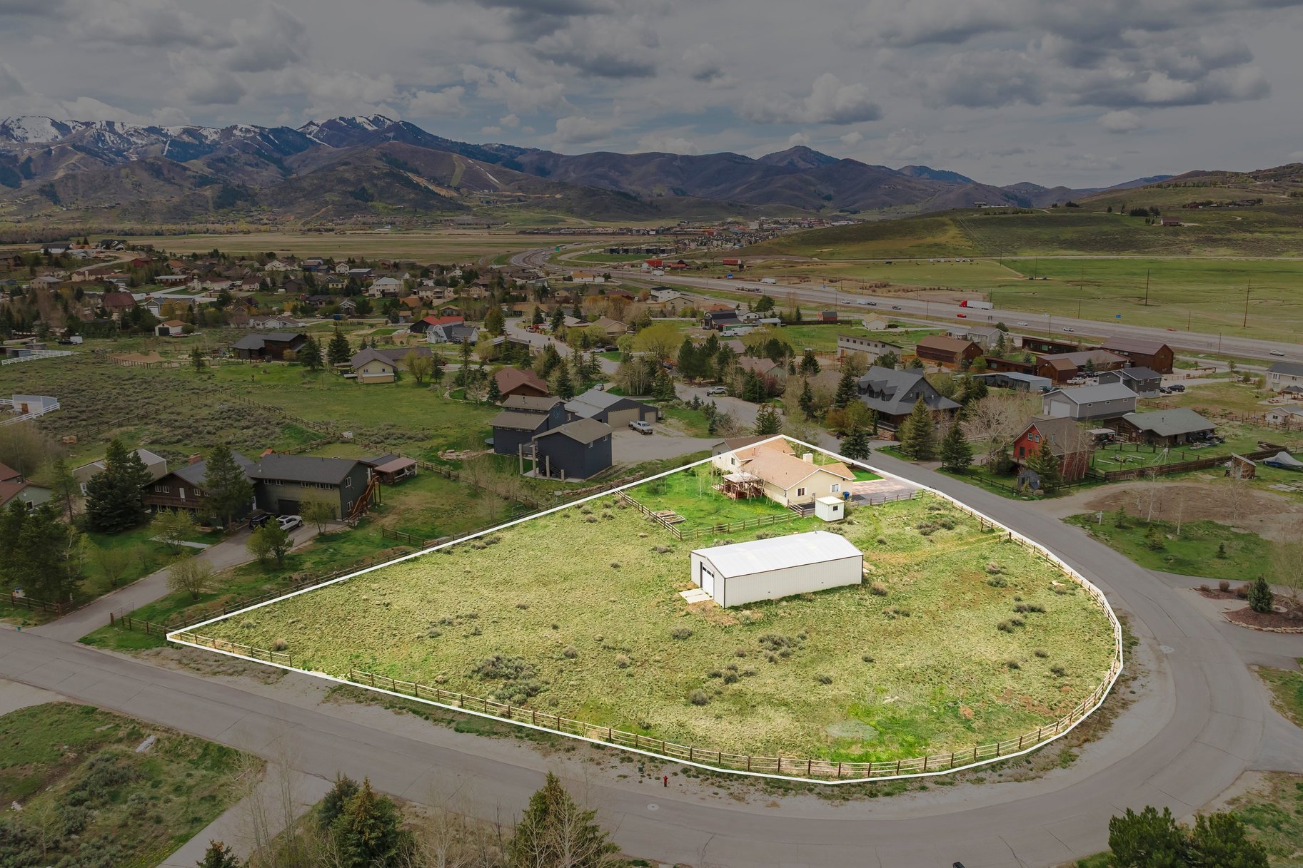  2 Acres  1,800 SF Barn  Minimal HOA  Park City School District — Bring Your V - 物件實景
