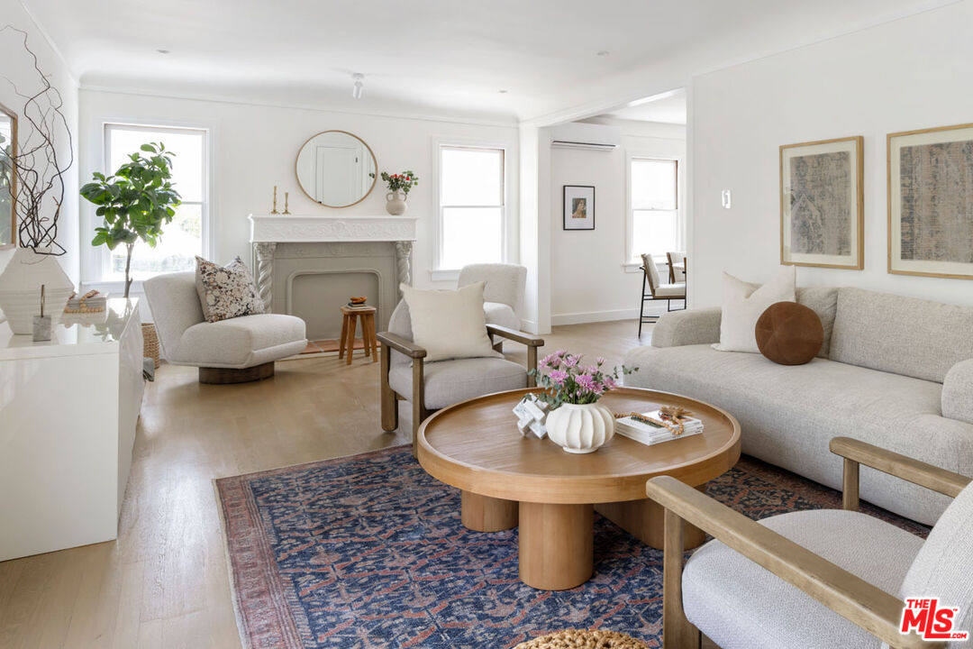 Los Angeles, California, 90036, United States, 2 Bedrooms Bedrooms, ,2 BathroomsBathrooms,Residential,For Sale,1897120