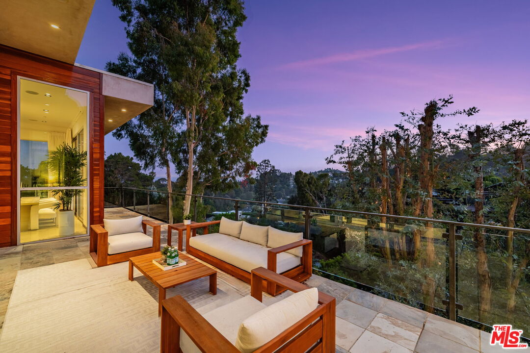 Los Angeles, California, 90049, United States, 4 Bedrooms Bedrooms, ,5 BathroomsBathrooms,Residential,For Sale,1901289