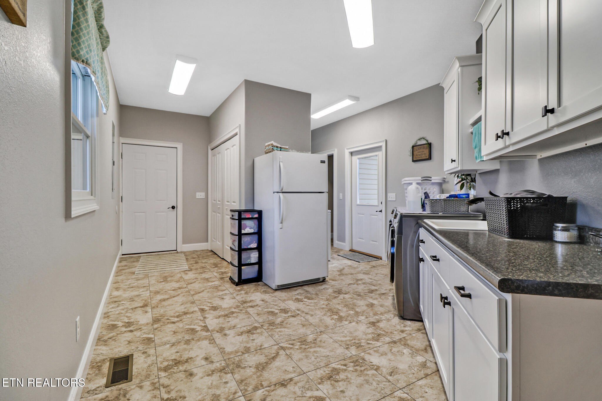 Crossville, Tennessee, 38555, United States, 4 Bedrooms Bedrooms, ,5 BathroomsBathrooms,Residential,For Sale,2005475