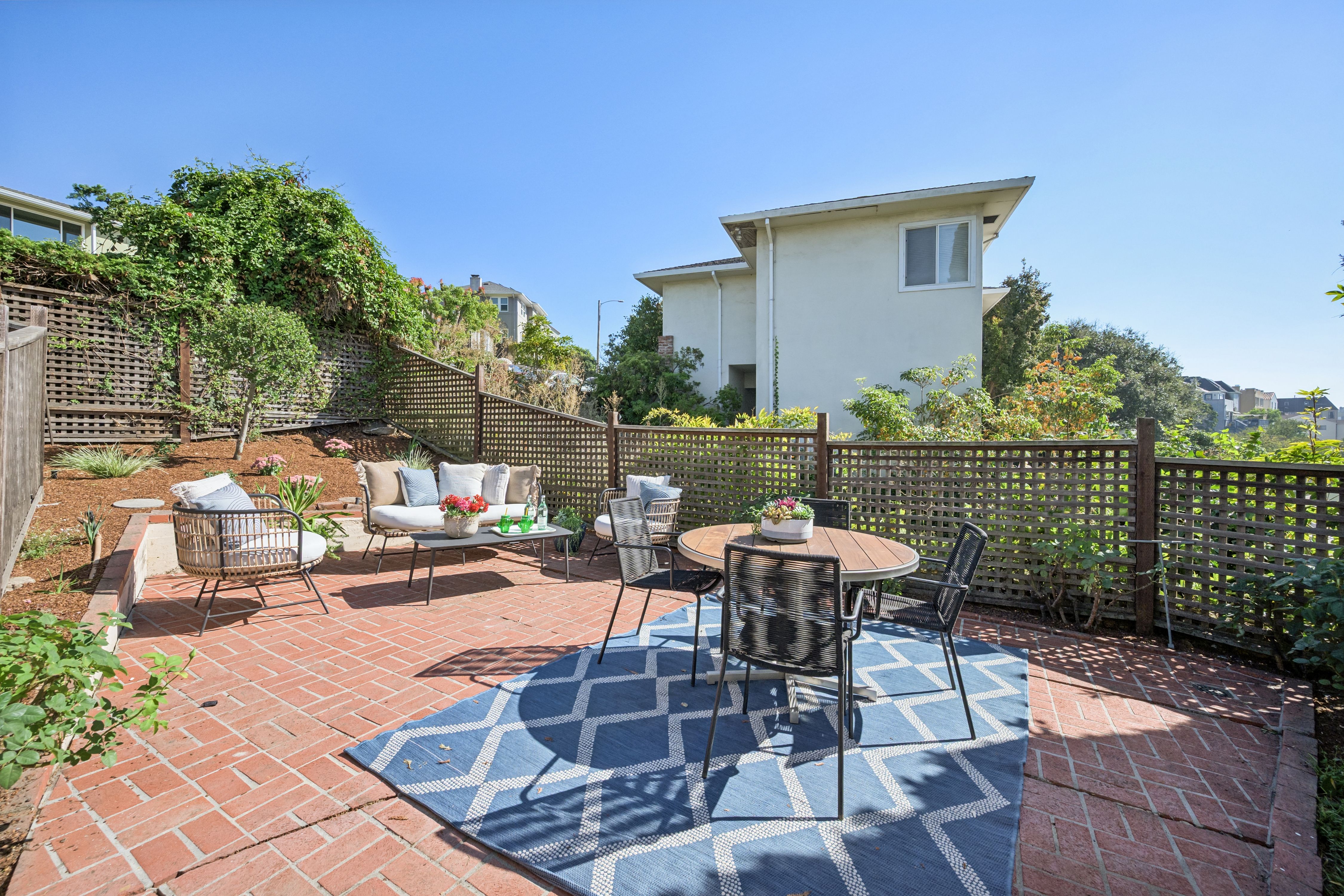  Spacious Corner-Lot Residence Offering Flexible Living Near Lake Merritt - 物件實景