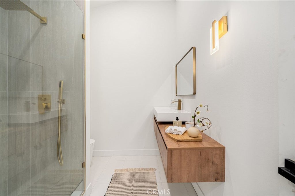 Woodland Hills, California, 91367, United States, 3 Bedrooms Bedrooms, ,2 BathroomsBathrooms,Residential,For Sale,1991959