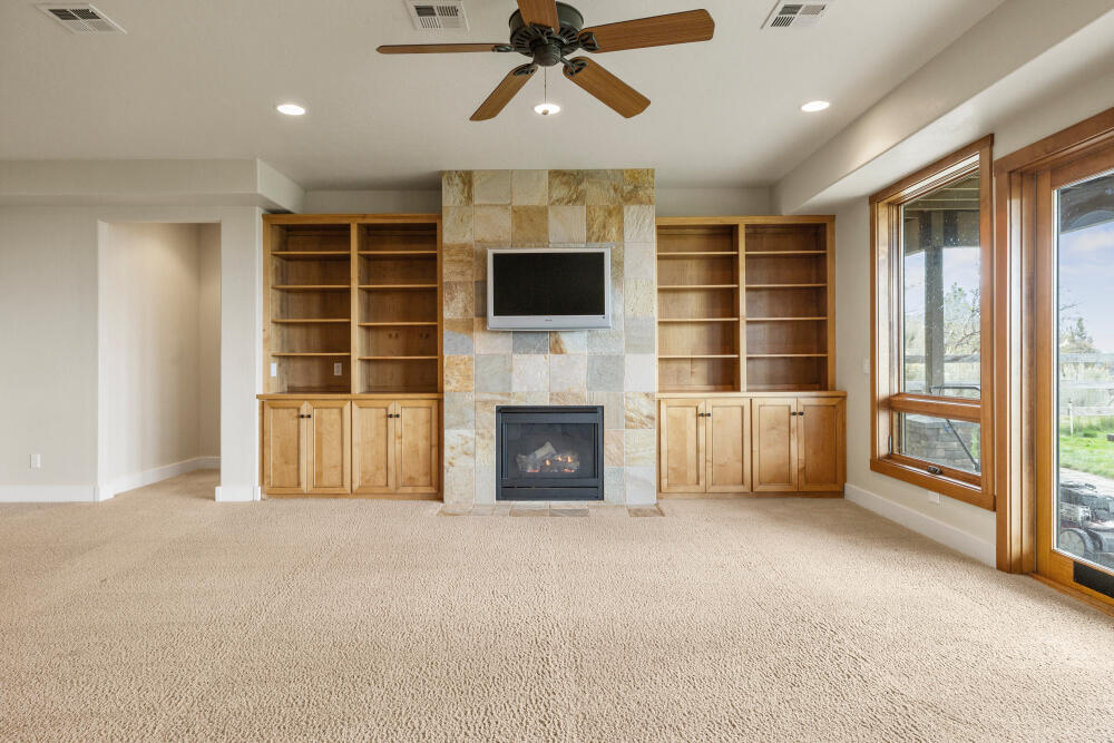 Klamath Falls, Oregon, 97601, United States, 4 Bedrooms Bedrooms, ,3 BathroomsBathrooms,Residential,For Sale,1987766