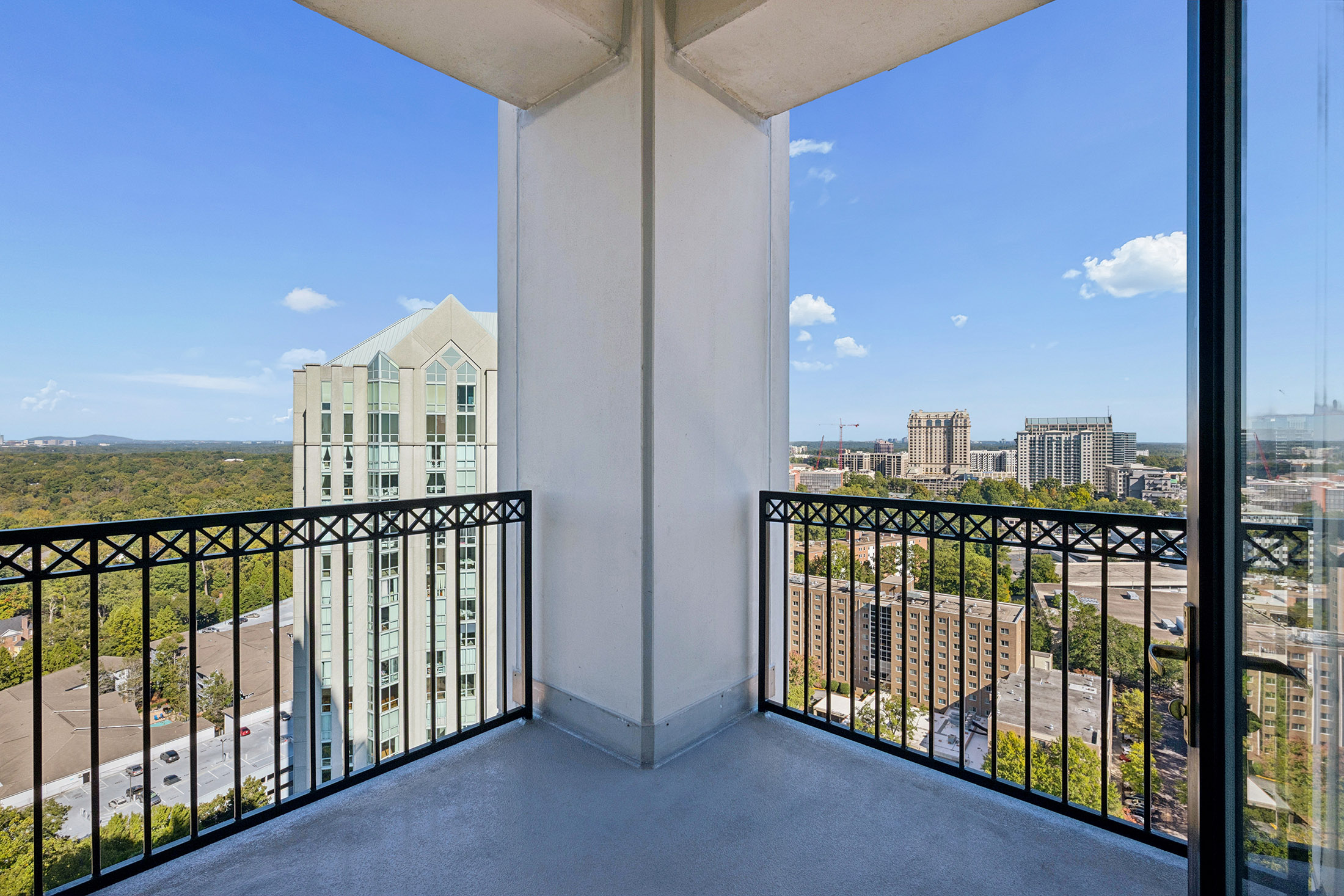  Exceptional Space, Skyline Views, and an Unbeatable Buckhead Location - 物件實景