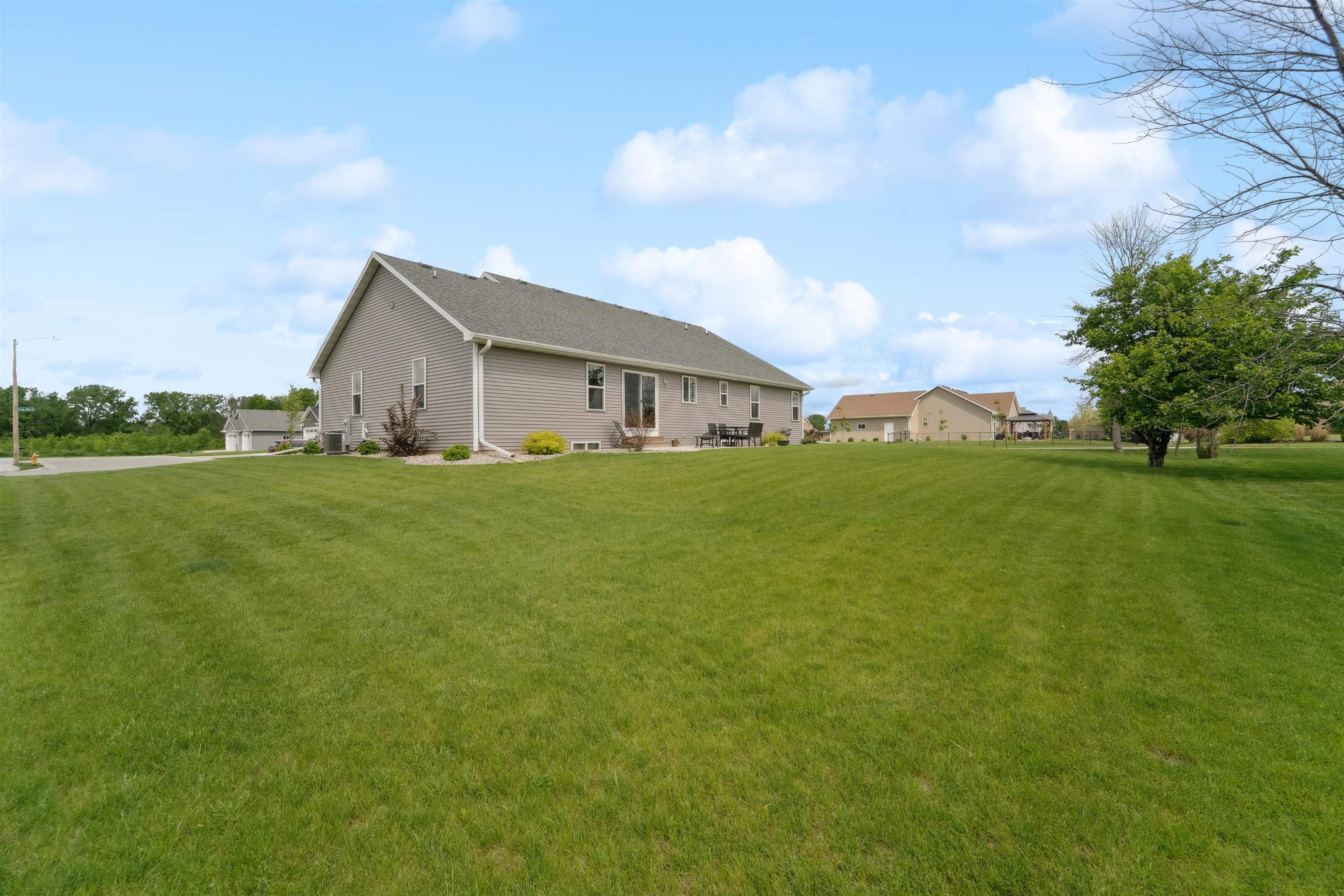 NEENAH, Wisconsin, 54956, United States, 4 Bedrooms Bedrooms, ,3 BathroomsBathrooms,Residential,For Sale,1988309