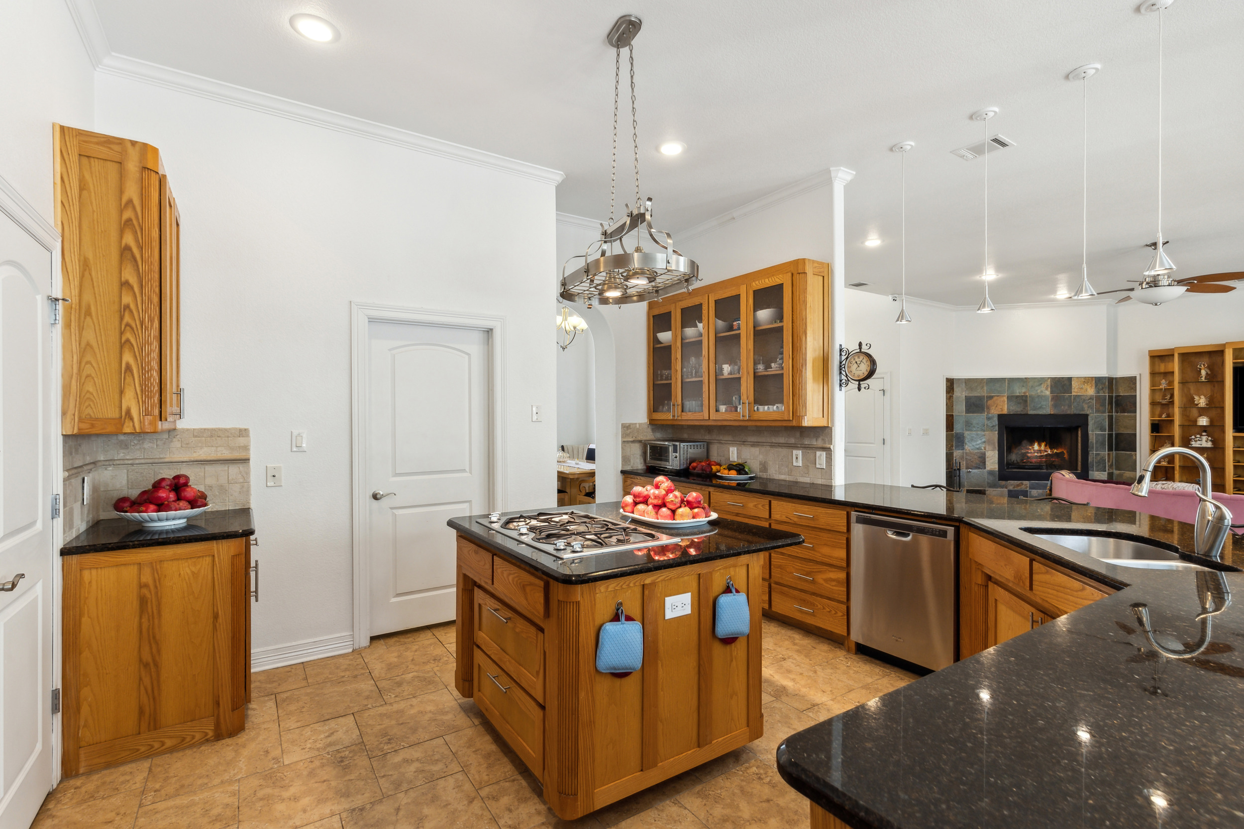  Fort Worth Home with an Expansive Indoor Pool & Entertainment Level - 物件實景