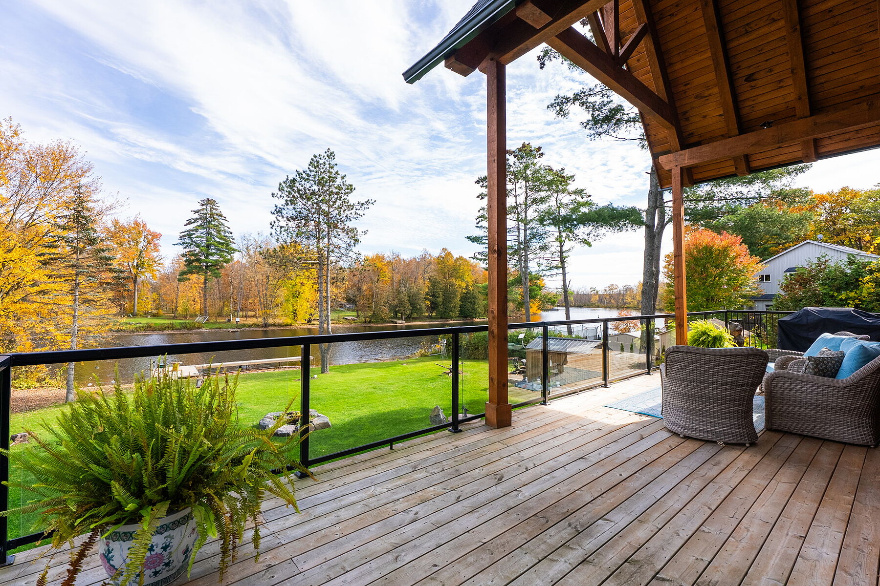  Inviting Waterfront Log Home - 物件實景
