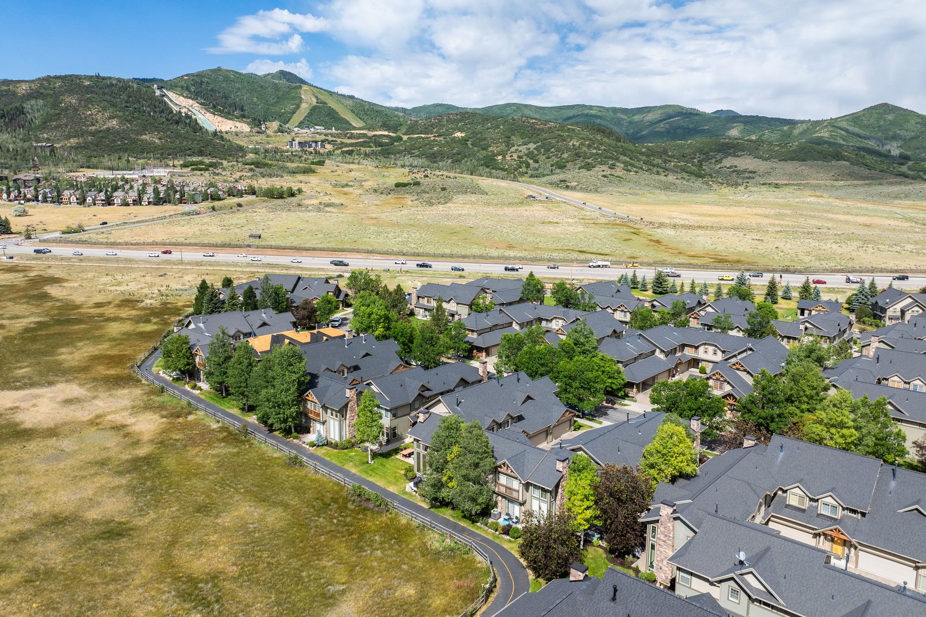  Exceptional Fox Point Townhome with Mountain Views & Prime Location - 物件實景