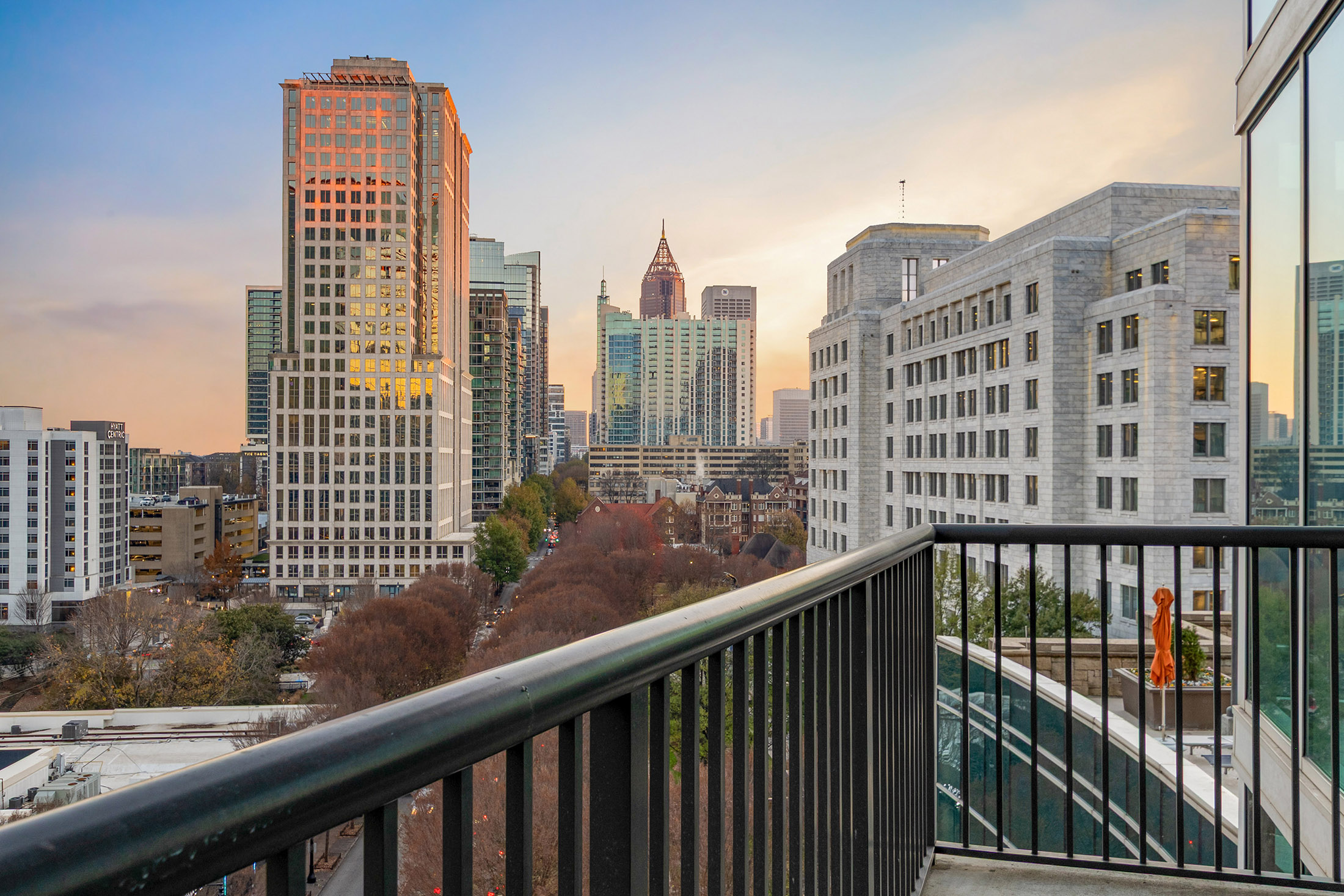  Iconic Intown Living at 1010 Midtown - 物件實景