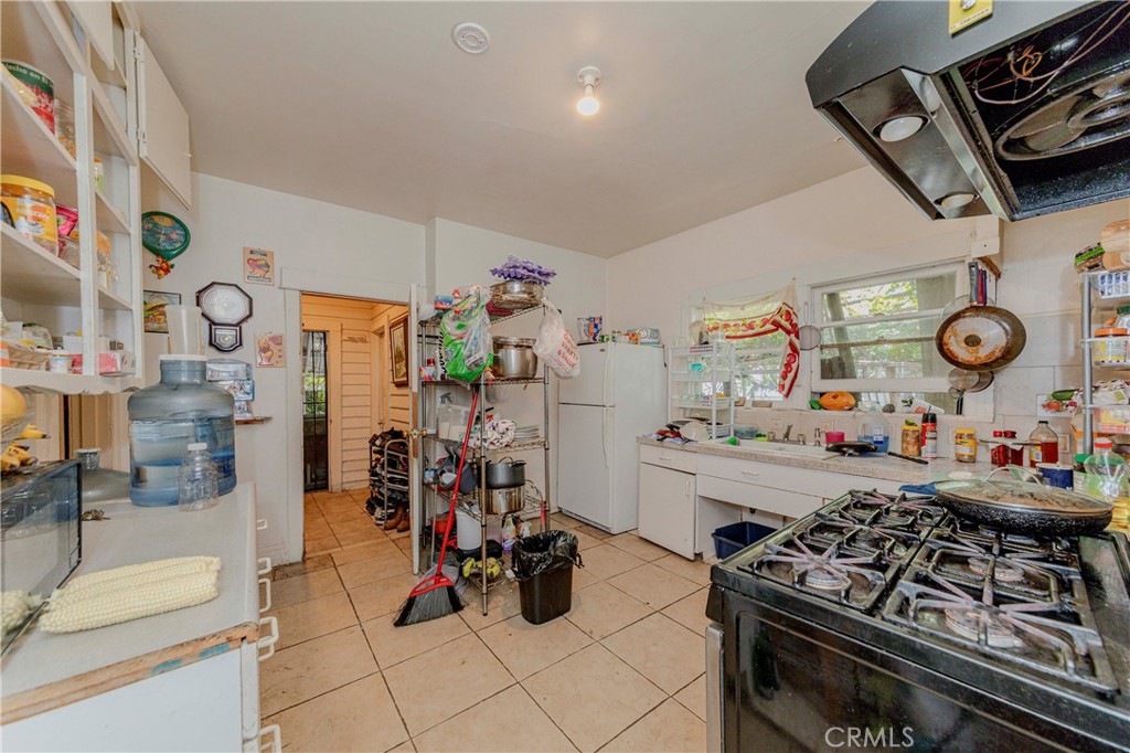 Los Angeles, California, 90018, United States, 3 Bedrooms Bedrooms, ,1 BathroomBathrooms,Residential,For Sale,1887928
