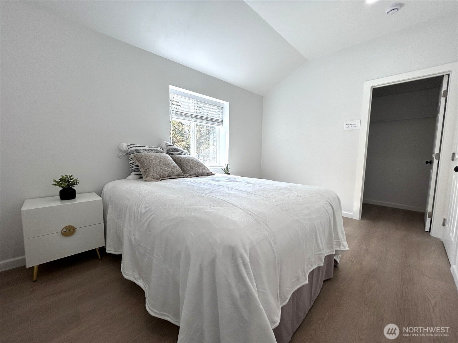 Shoreline, Washington, 98133, United States, 3 Bedrooms Bedrooms, ,2 BathroomsBathrooms,Residential,For Sale,1976952