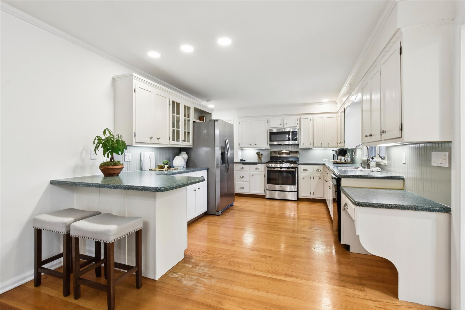  Split Level Home Offers Generous Living Spaces and Inviting Outdoor Areas - 物件實景