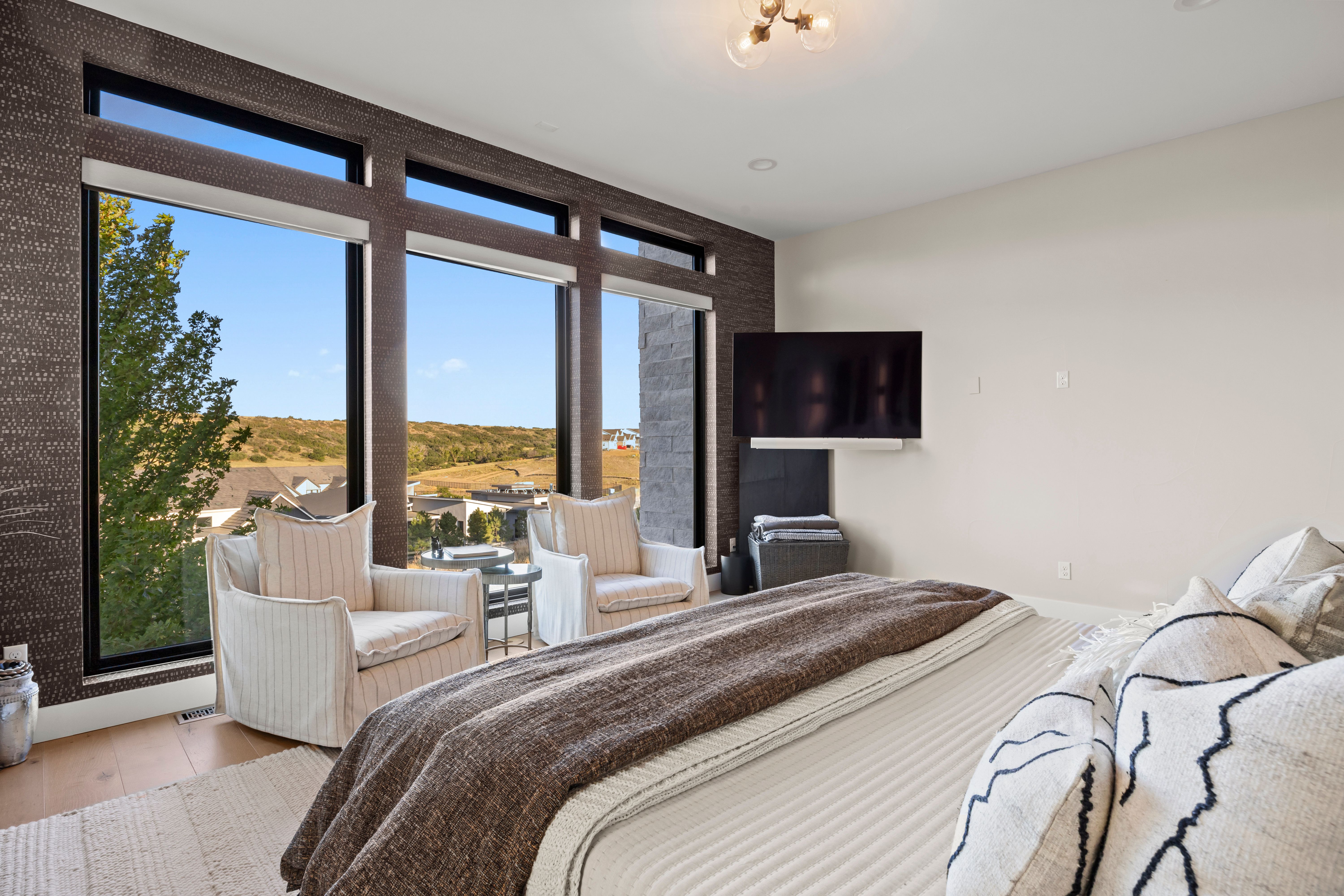  Abundance of Large Windows Showcasing Peaceful Canyon and Ridge Views - 物件實景