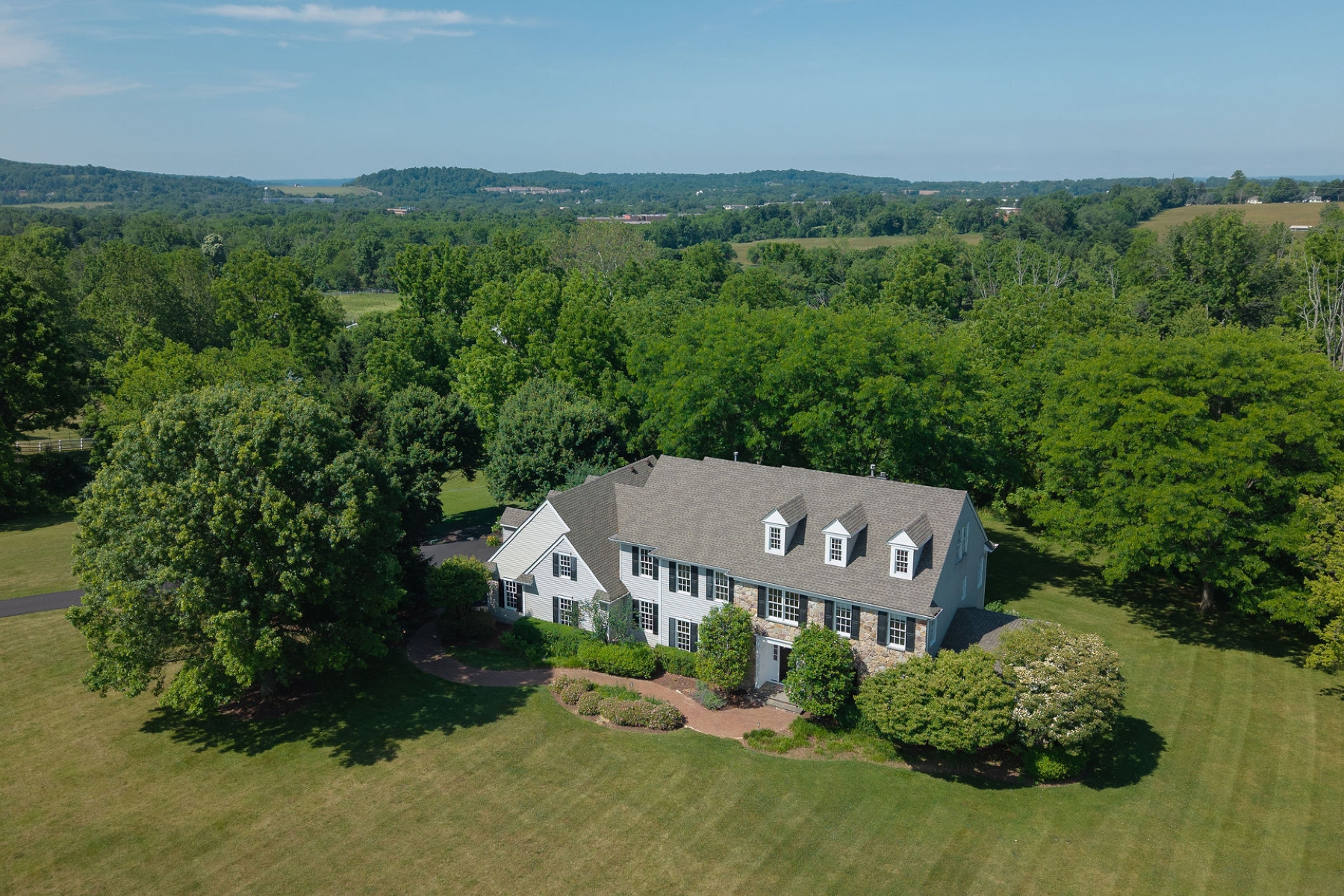  ?Hill View Farms? Neighborhood Colonial Offers Convenience and Tranquility - 物件實景