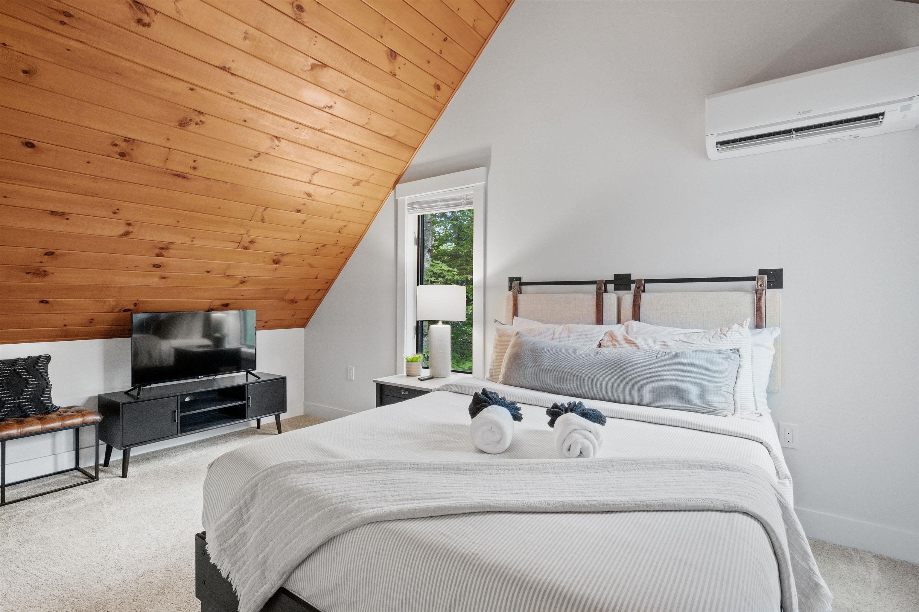 Lincoln, New Hampshire, 03251, United States, 4 Bedrooms Bedrooms, ,4 BathroomsBathrooms,Residential,For Sale,1803073