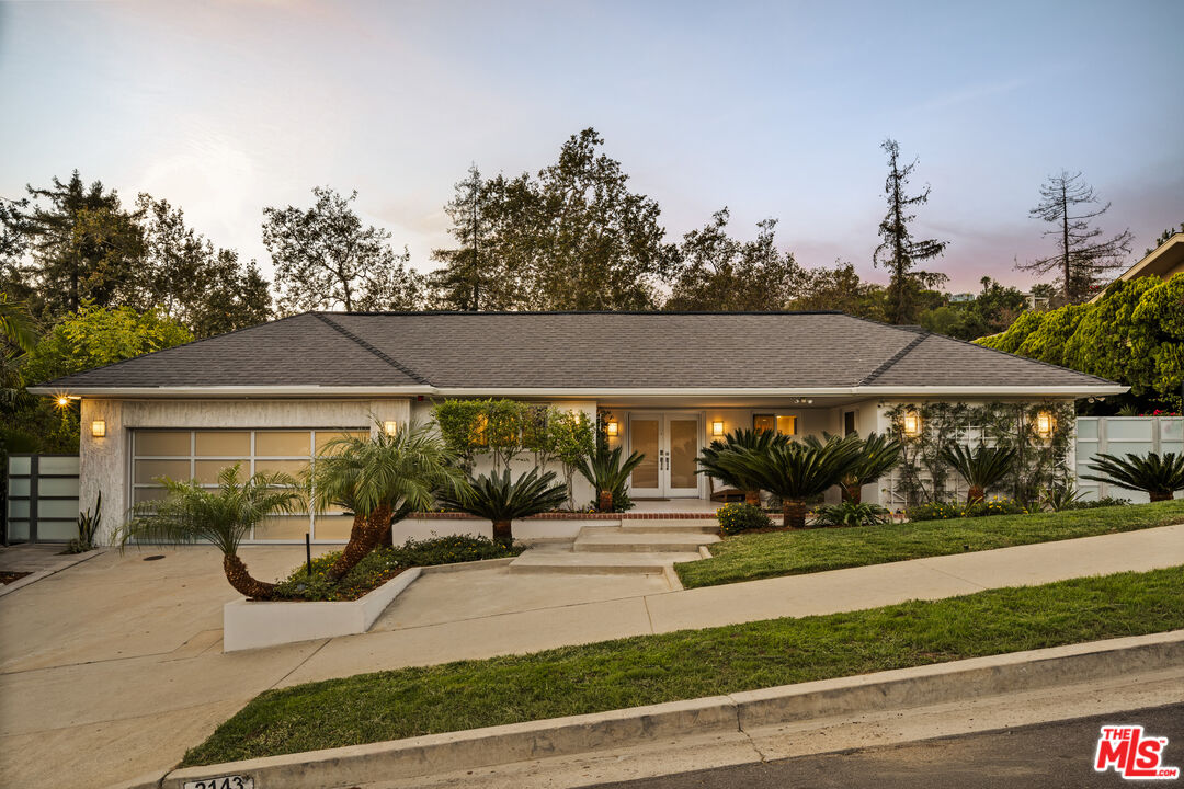 Los Angeles, California, 90027, United States, 4 Bedrooms Bedrooms, ,2 BathroomsBathrooms,Residential,For Sale,1989573