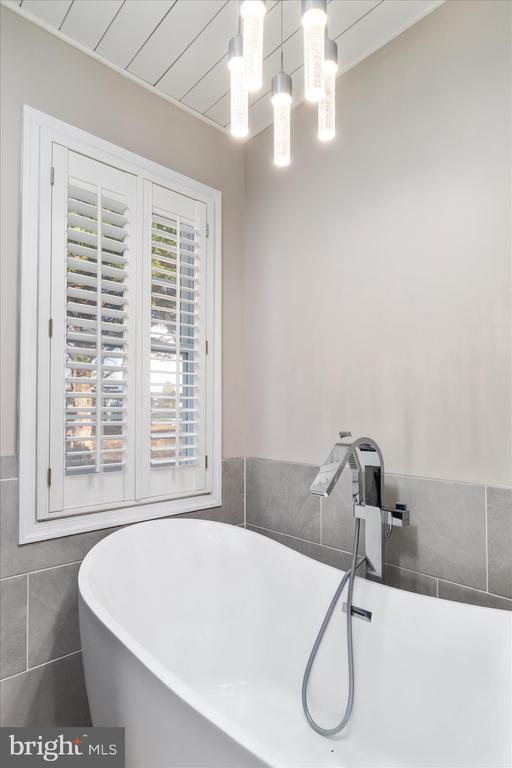 Winchester, Virginia, 22602, United States, 5 Bedrooms Bedrooms, ,5 BathroomsBathrooms,Residential,For Sale,2005998