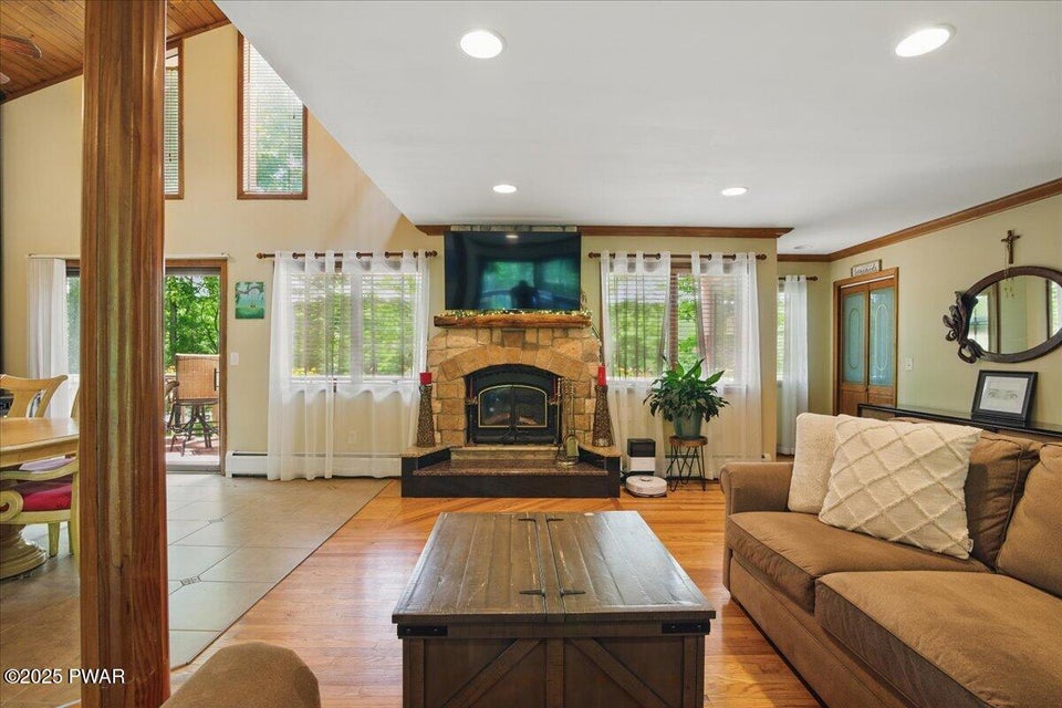 Milford, Pennsylvania, 18337, United States, 3 Bedrooms Bedrooms, ,2 BathroomsBathrooms,Residential,For Sale,1936970