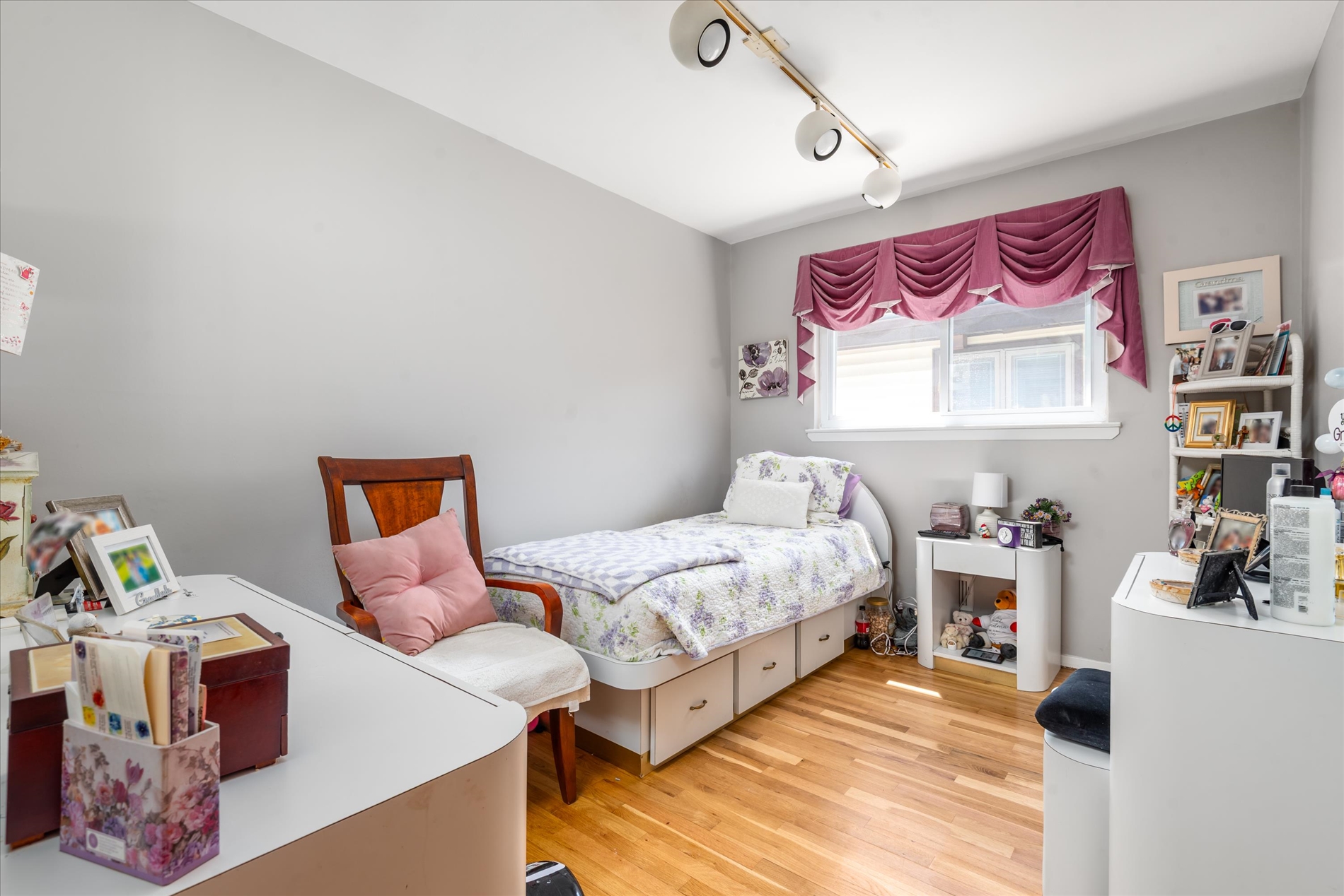 Howard Beach, New York, 11414, United States, 4 Bedrooms Bedrooms, ,2 BathroomsBathrooms,Residential,For Sale,1916184