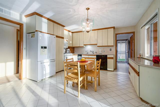 Putnam Twp, Michigan, 48169, United States, 3 Bedrooms Bedrooms, ,2 BathroomsBathrooms,Residential,For Sale,1981909