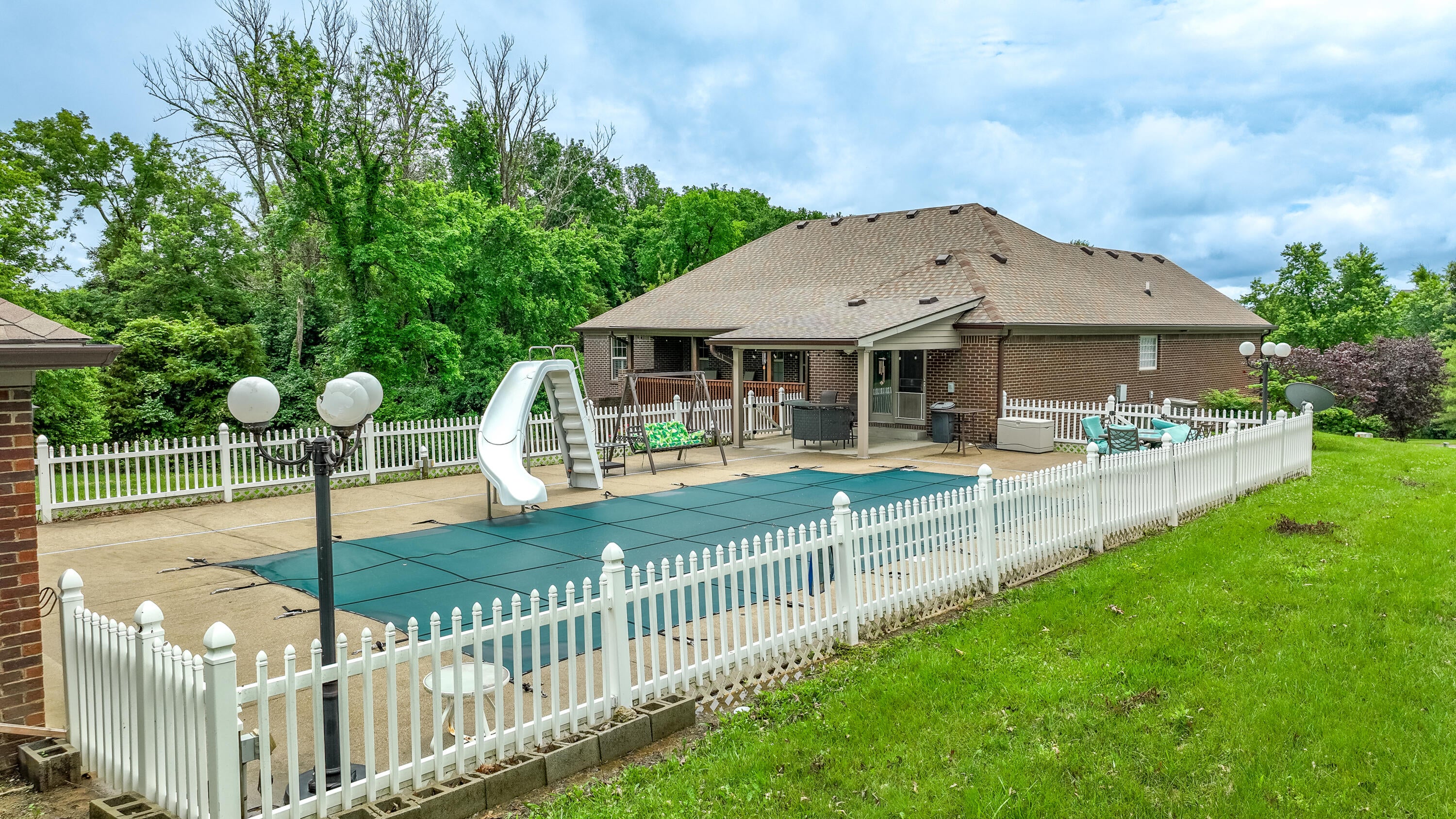 Richmond, Kentucky, 40475, United States, 3 Bedrooms Bedrooms, ,2 BathroomsBathrooms,Residential,For Sale,2047972