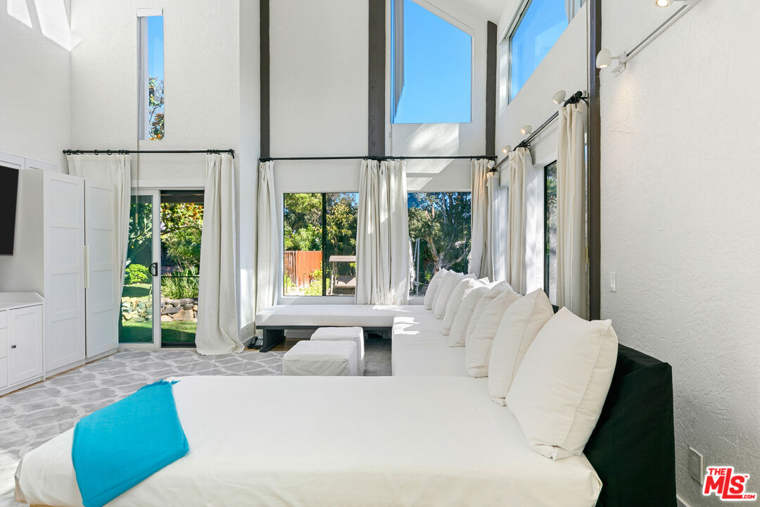 Malibu, California, 90265, United States, 3 Bedrooms Bedrooms, ,3 BathroomsBathrooms,Residential,For Sale,1949478