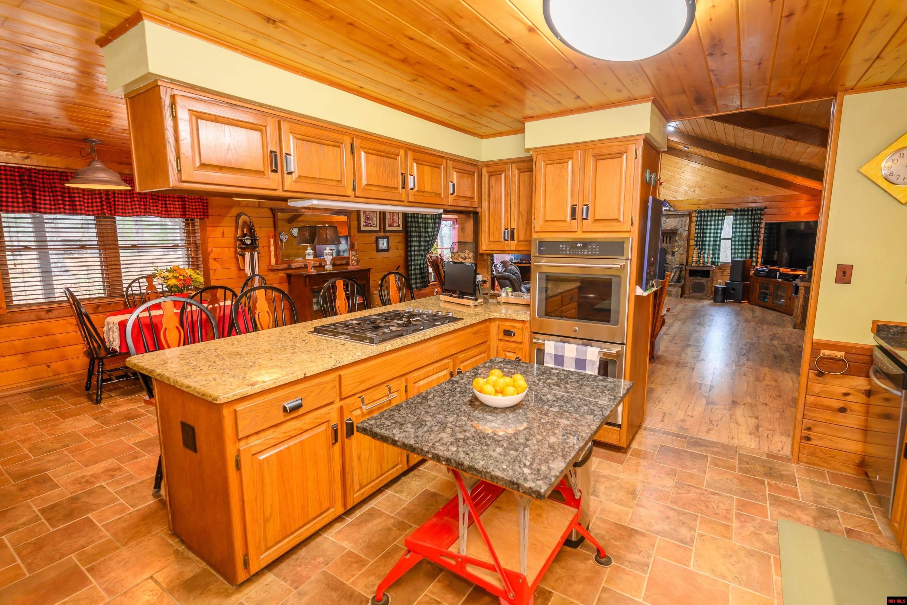 Mountain Home, Arkansas, 72653, United States, 2 Bedrooms Bedrooms, ,3 BathroomsBathrooms,Residential,For Sale,2009104