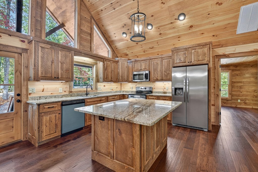 Mineral Bluff, Georgia, 30559, United States, 4 Bedrooms Bedrooms, ,3 BathroomsBathrooms,Residential,For Sale,1953348