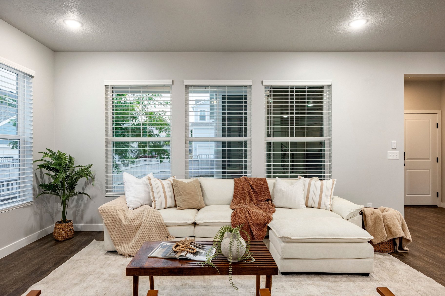  Daybreak Living With A 3-Car Garage - 物件實景