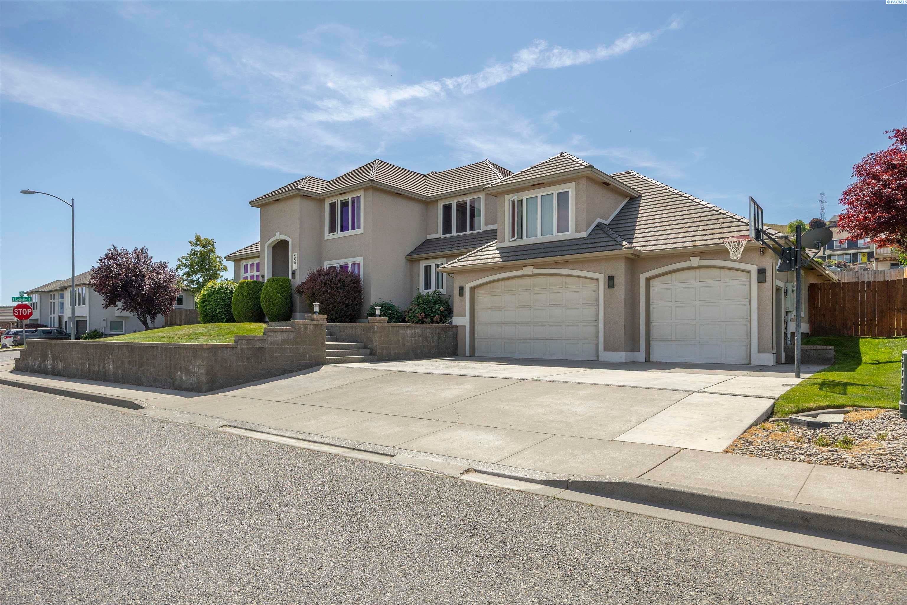 Kennewick, Washington, 99337, United States, 6 Bedrooms Bedrooms, ,4 BathroomsBathrooms,Residential,For Sale,1979182