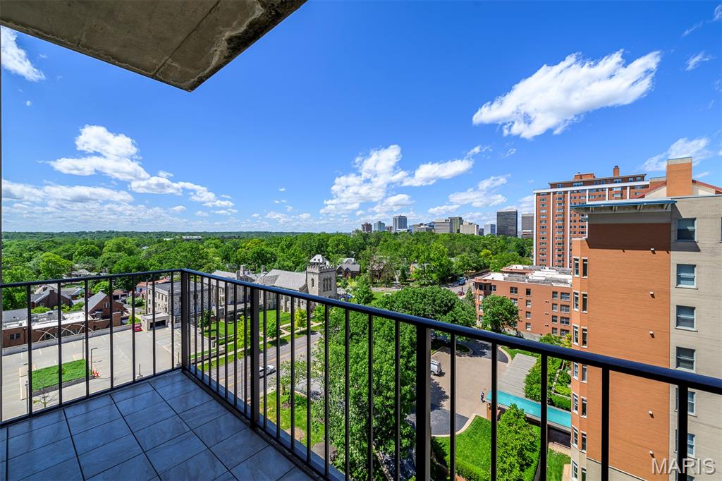 St Louis, Missouri, 63105, United States, 2 Bedrooms Bedrooms, ,2 BathroomsBathrooms,Residential,For Sale,1828450