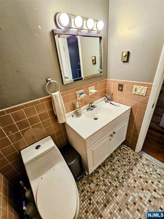 Clifton, New Jersey, 07012, United States, 6 Bedrooms Bedrooms, ,4 BathroomsBathrooms,Residential,For Sale,1984082