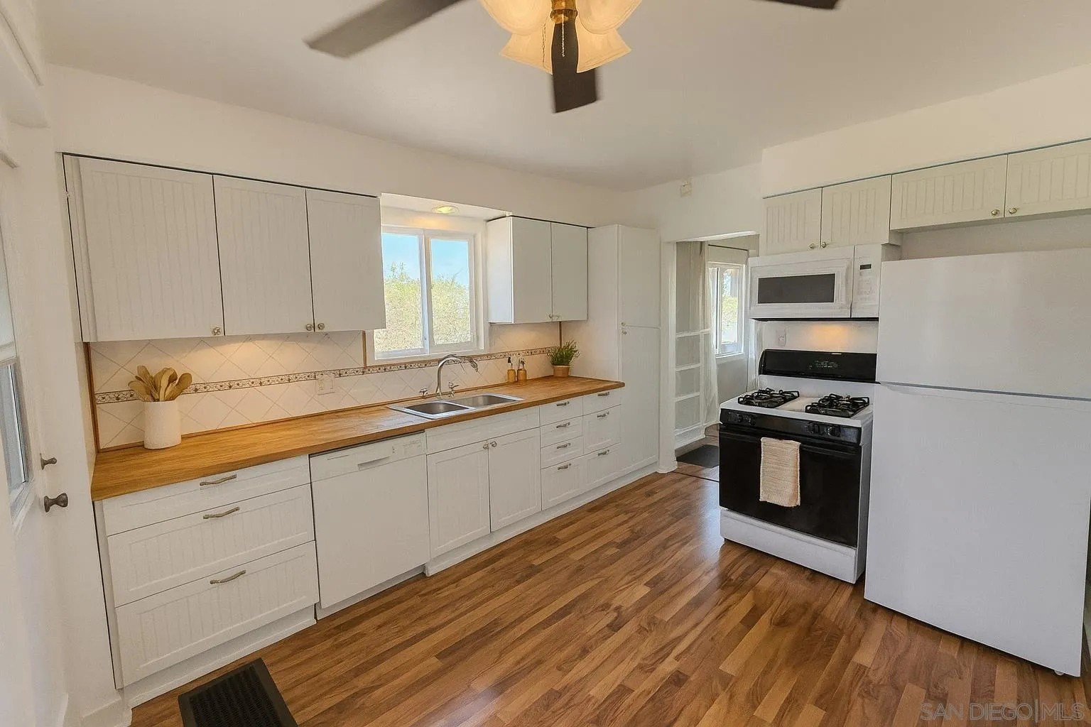 San Diego, California, 92104, United States, 2 Bedrooms Bedrooms, ,1 BathroomBathrooms,Residential,For Sale,1906759