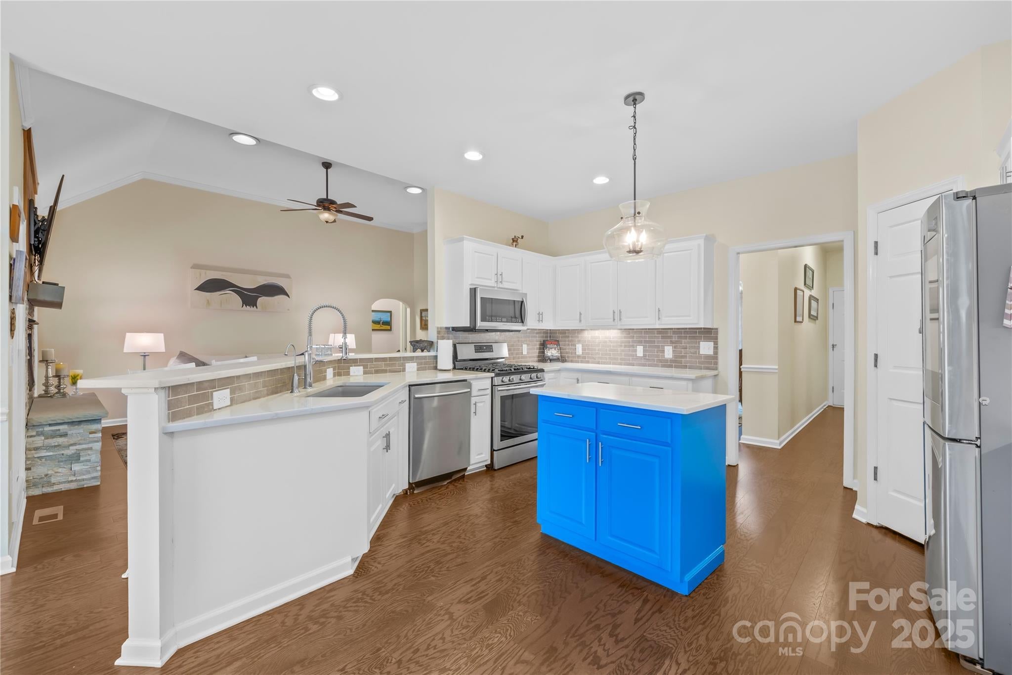 Cornelius, North Carolina, 28031, United States, 3 Bedrooms Bedrooms, ,3 BathroomsBathrooms,Residential,For Sale,1981519