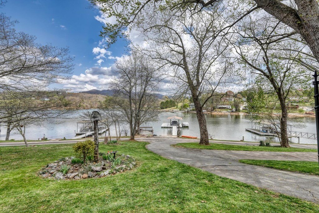 Hayesville, North Carolina, 28904, United States, 3 Bedrooms Bedrooms, ,4 BathroomsBathrooms,Residential,For Sale,1758410