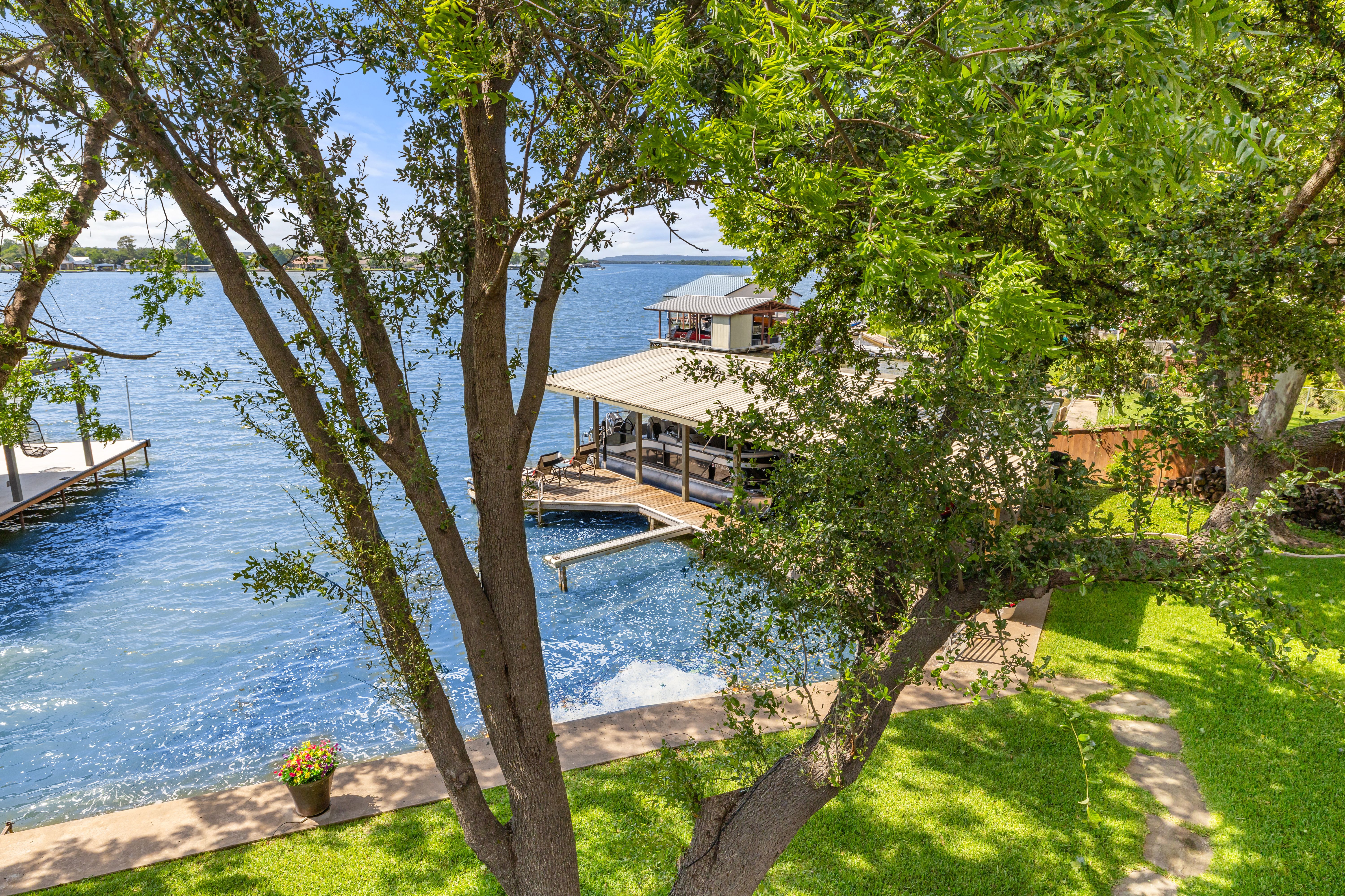  402 S. Shorewood Dr on Lake LBJ - 物件實景