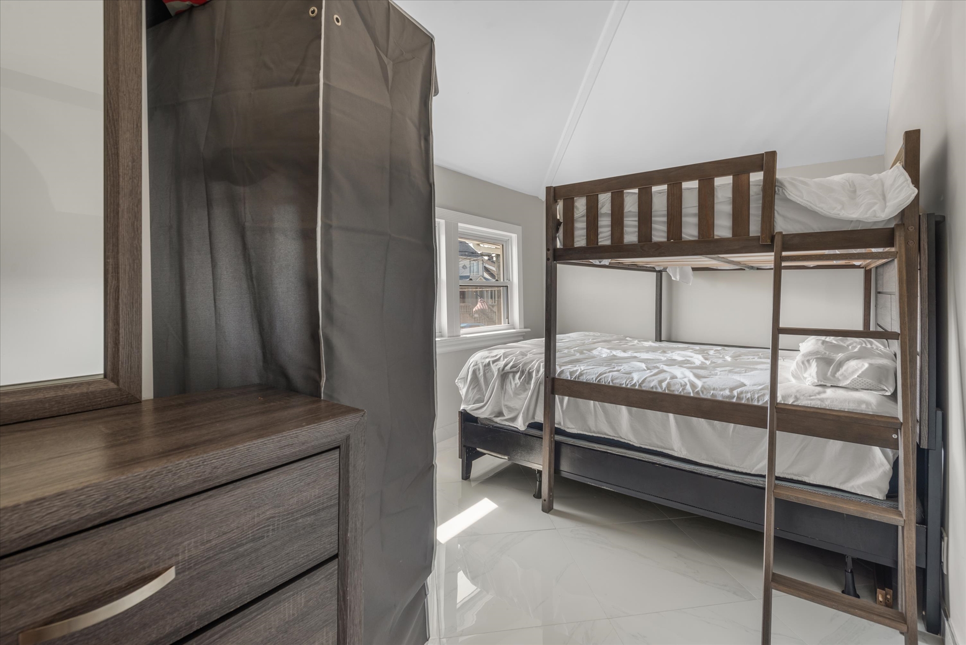 Howard Beach, New York, 11414, United States, 5 Bedrooms Bedrooms, ,2 BathroomsBathrooms,Residential,For Sale,2049449
