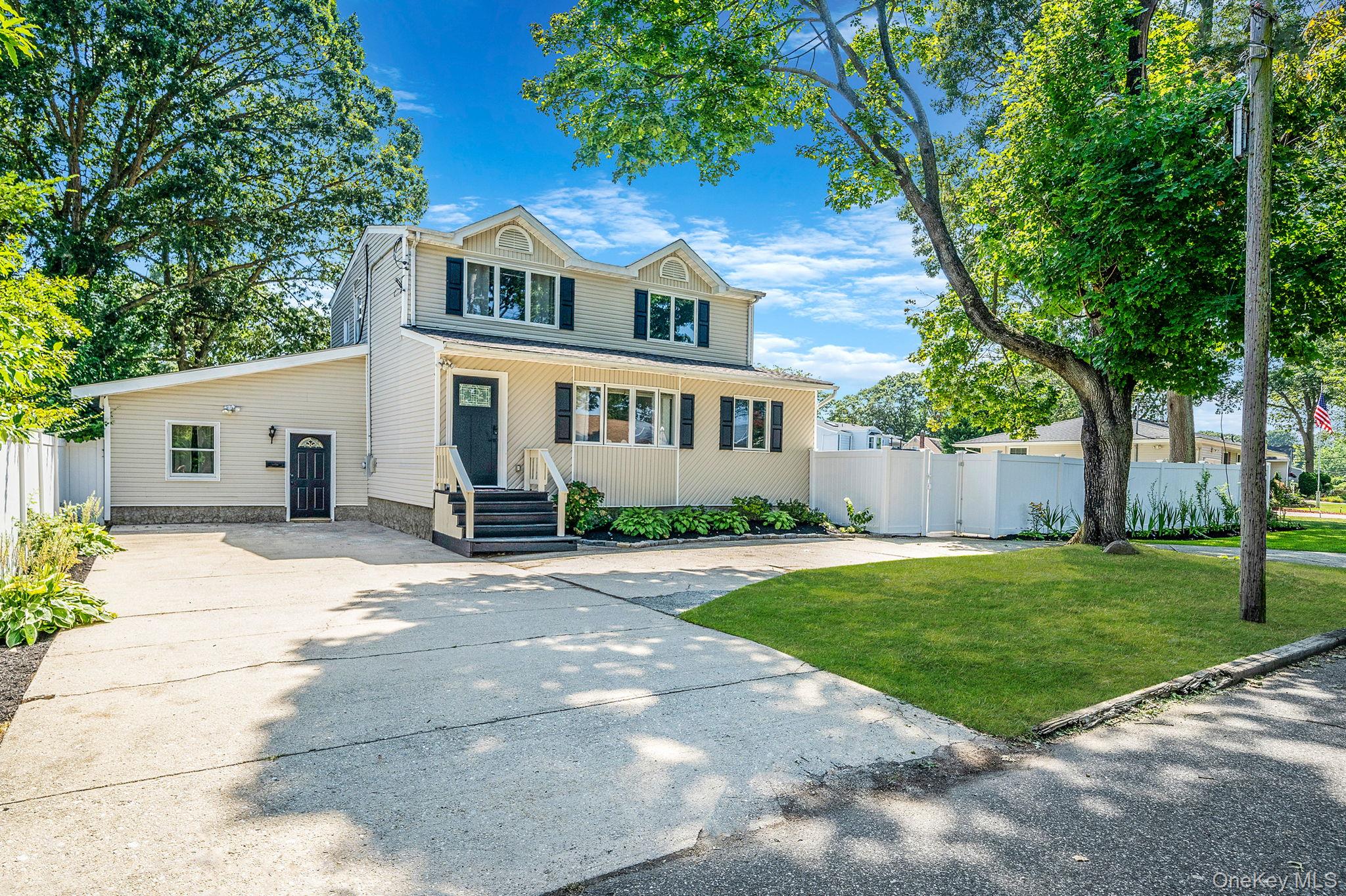 West Islip, New York, 11795, United States, 4 Bedrooms Bedrooms, ,4 BathroomsBathrooms,Residential,For Sale,1925742