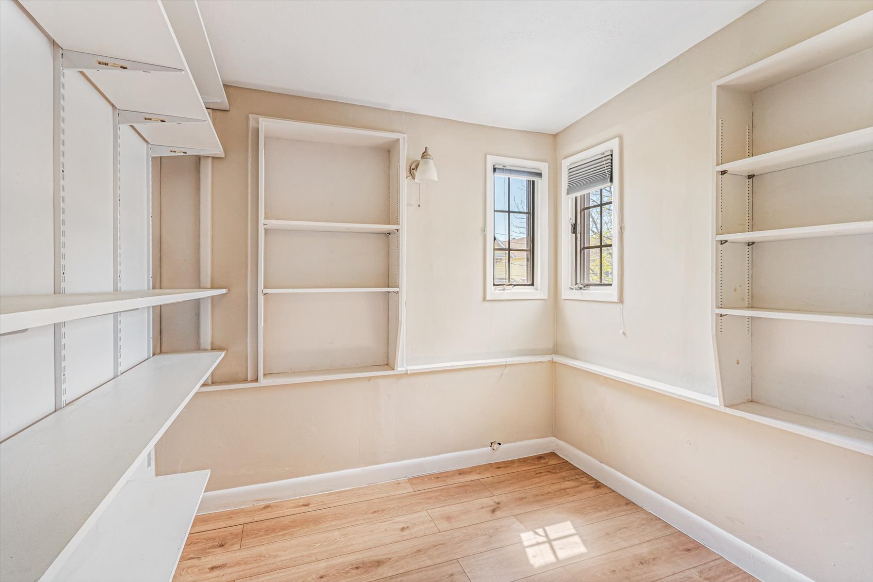  90-43 70th Drive, Forest Hills, NY, 11375 - 物件實景